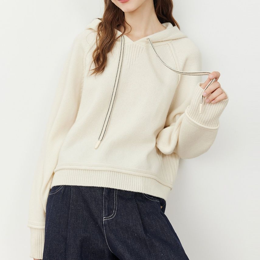 白コーデ あったかフード付きニットプルオーバー