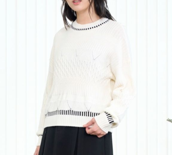 白コーデ 模様編み切替えデザイン上品ニット