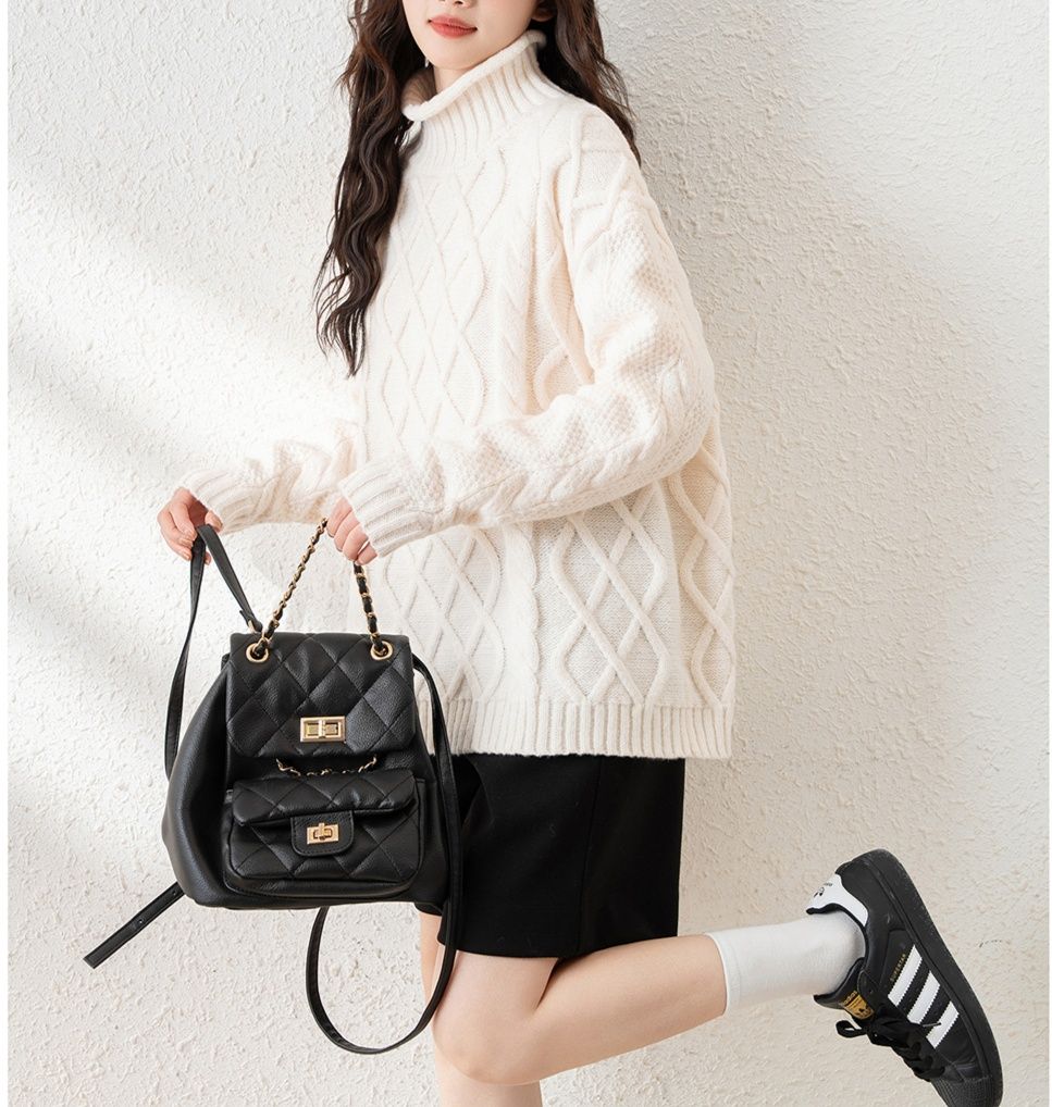 白コーデ ケーブル編みタートルネックセーター