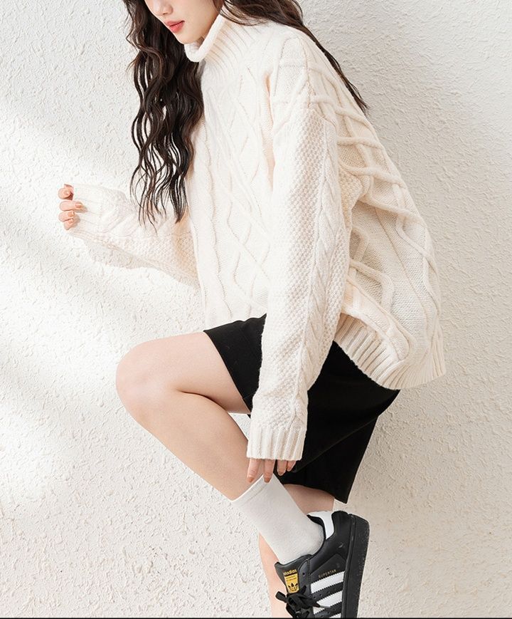 白コーデ ケーブル編みタートルネックセーター