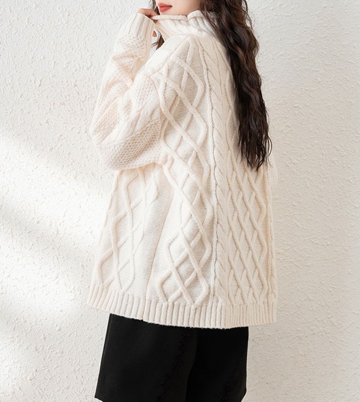 白コーデ ケーブル編みタートルネックセーター