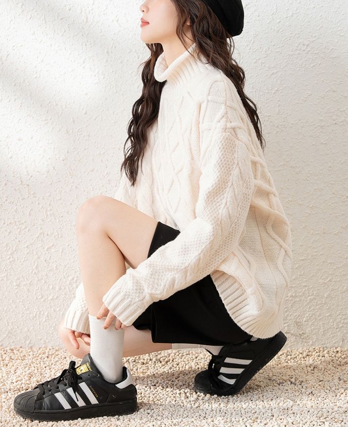 白コーデ ケーブル編みタートルネックセーター