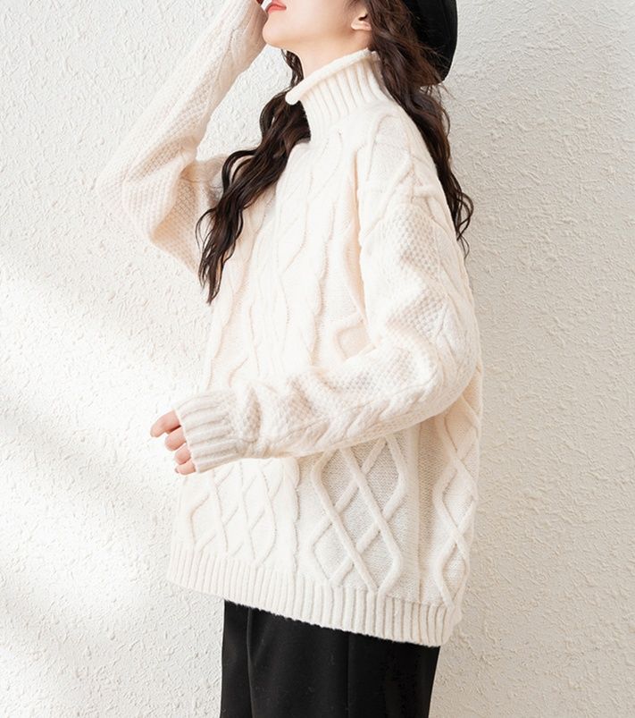 白コーデ ケーブル編みタートルネックセーター