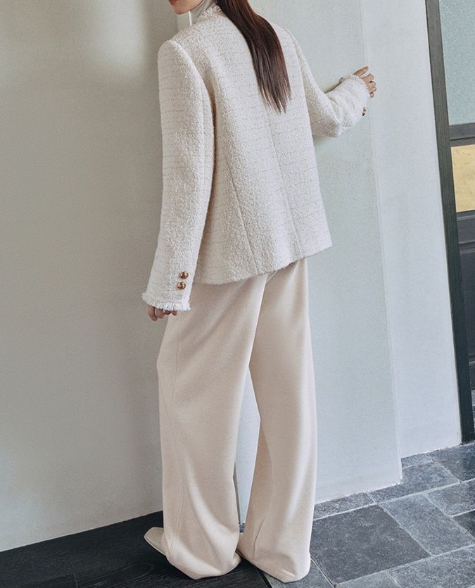 白コーデ 上質ツイードノーカラージャケット