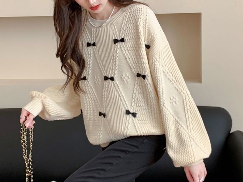 白コーデ 小さなリボン飾り付きニット