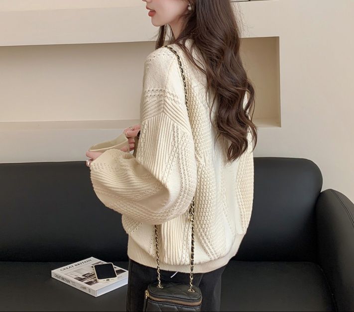 白コーデ 小さなリボン飾り付きニット