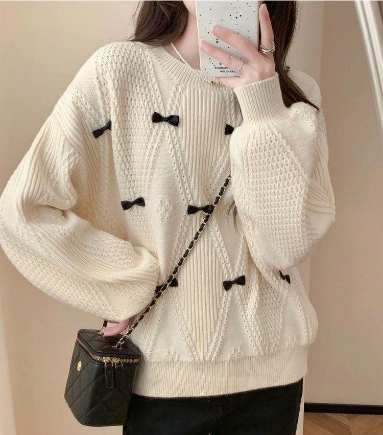 白コーデ 小さなリボン飾り付きニット