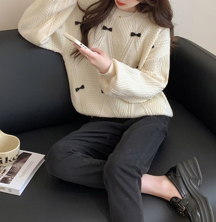 白コーデ 小さなリボン飾り付きニット