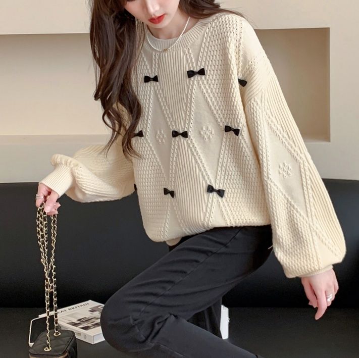 白コーデ 小さなリボン飾り付きニット