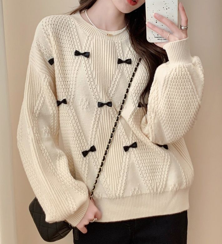 白コーデ 小さなリボン飾り付きニット