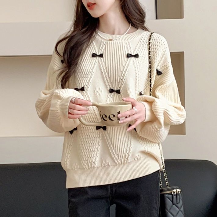 白コーデ 小さなリボン飾り付きニット