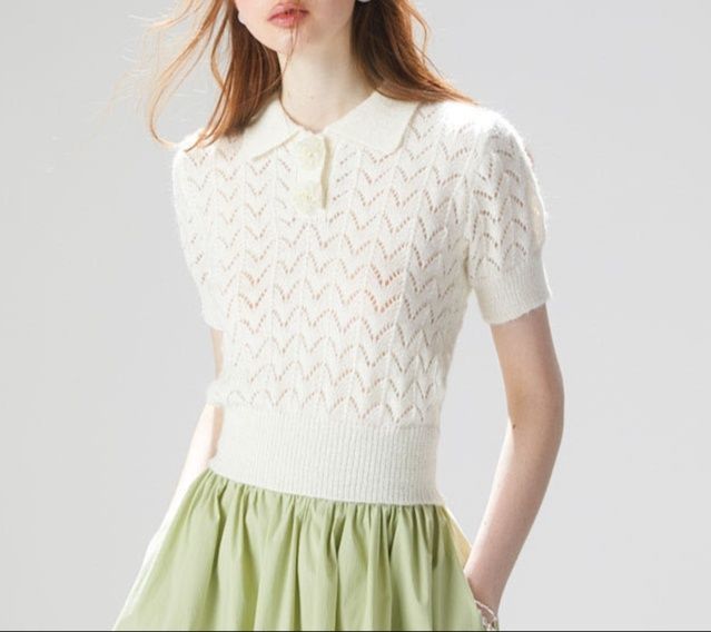 白コーデ 透かし編みレースショートニット