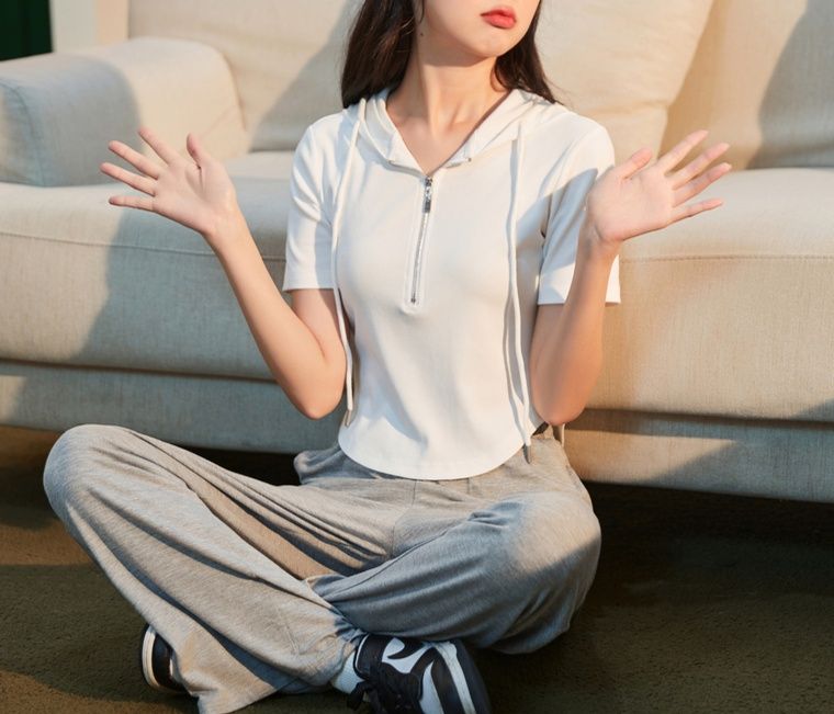 白コーデ 半袖フロントジップパーカー