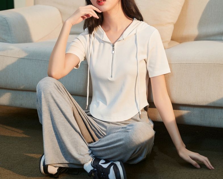 白コーデ 半袖フロントジップパーカー