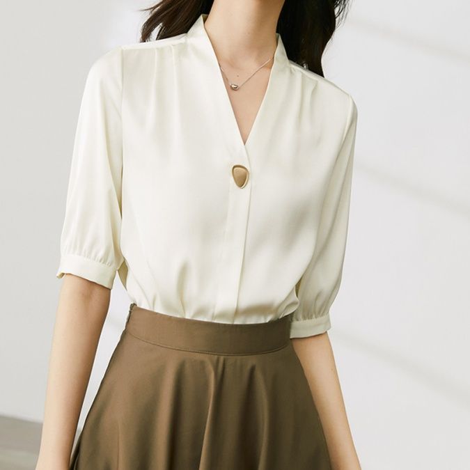 白コーデ 上品立ち襟五分袖ブラウス