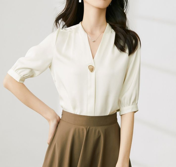 白コーデ 上品立ち襟五分袖ブラウス