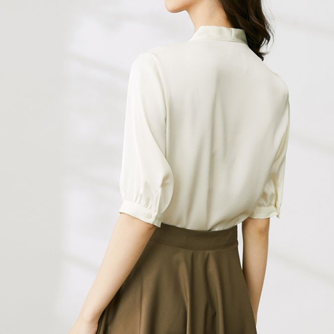 白コーデ 上品立ち襟五分袖ブラウス