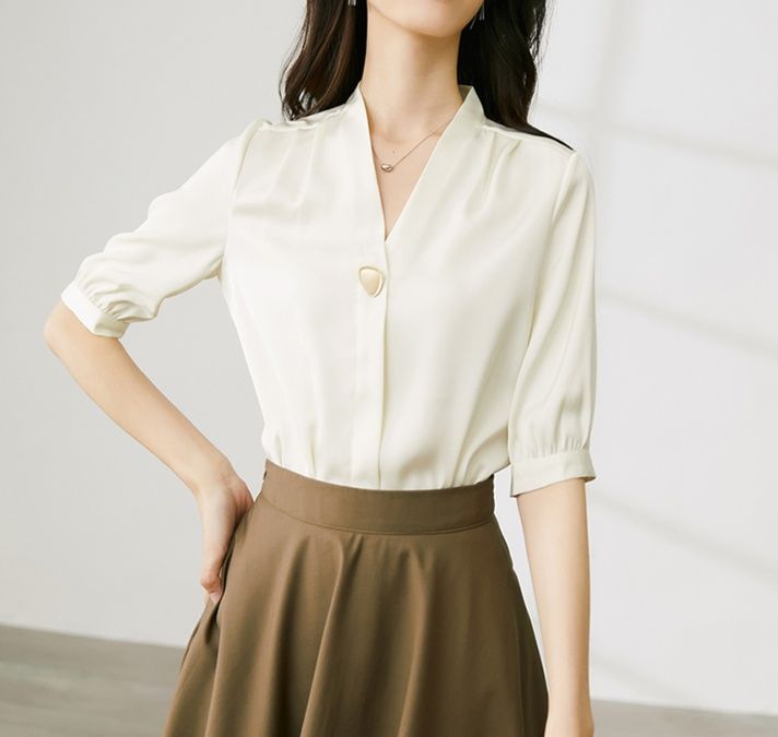 白コーデ 上品立ち襟五分袖ブラウス