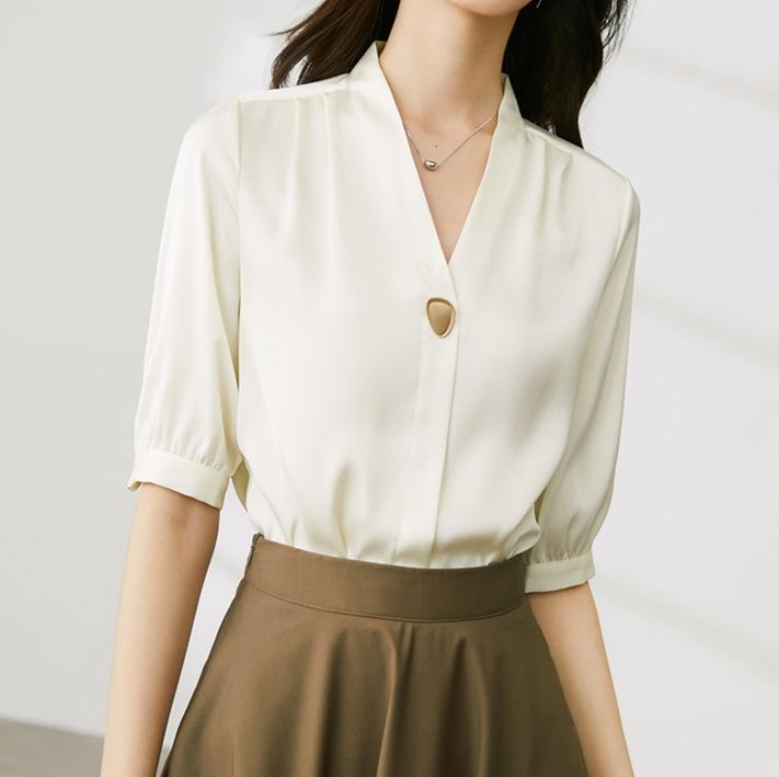 白コーデ 上品立ち襟五分袖ブラウス