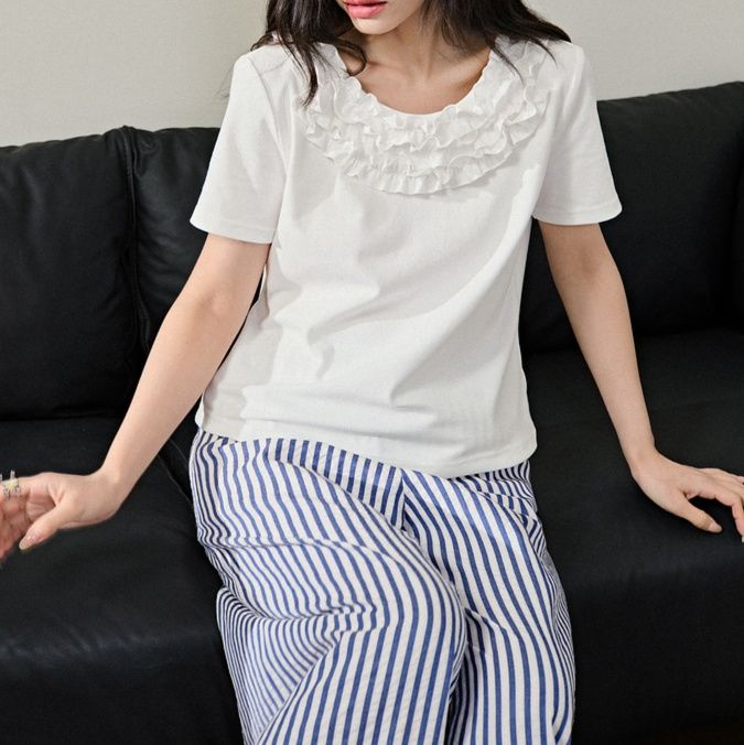 白コーデ 花びらフリル襟半袖ブラウス