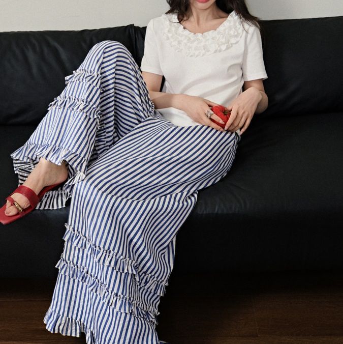 白コーデ 花びらフリル襟半袖ブラウス