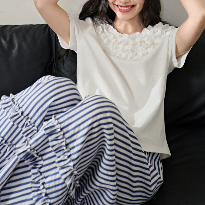 白コーデ 花びらフリル襟半袖ブラウス