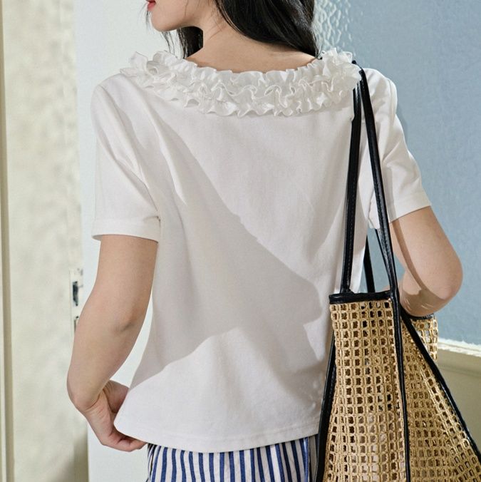 白コーデ 花びらフリル襟半袖ブラウス