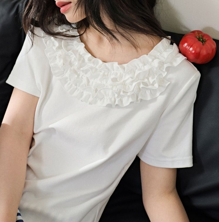 白コーデ 花びらフリル襟半袖ブラウス