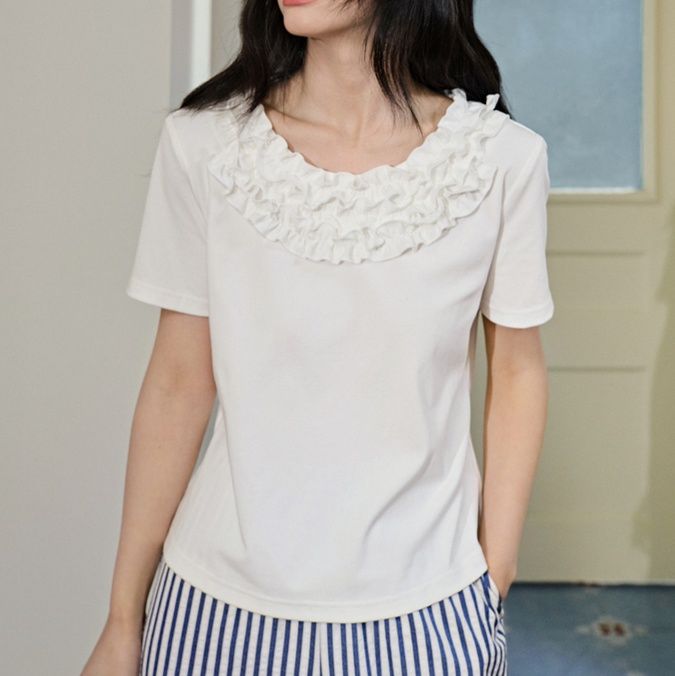 白コーデ 花びらフリル襟半袖ブラウス