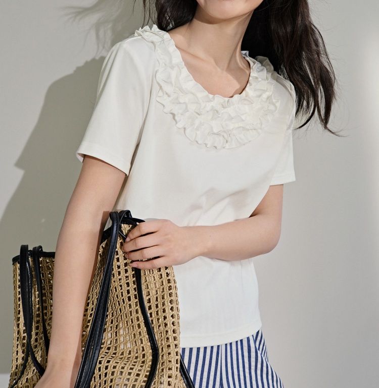 白コーデ 花びらフリル襟半袖ブラウス