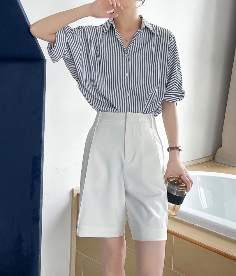 白コーデ 縦縞ゆったりシルエットブラウス
