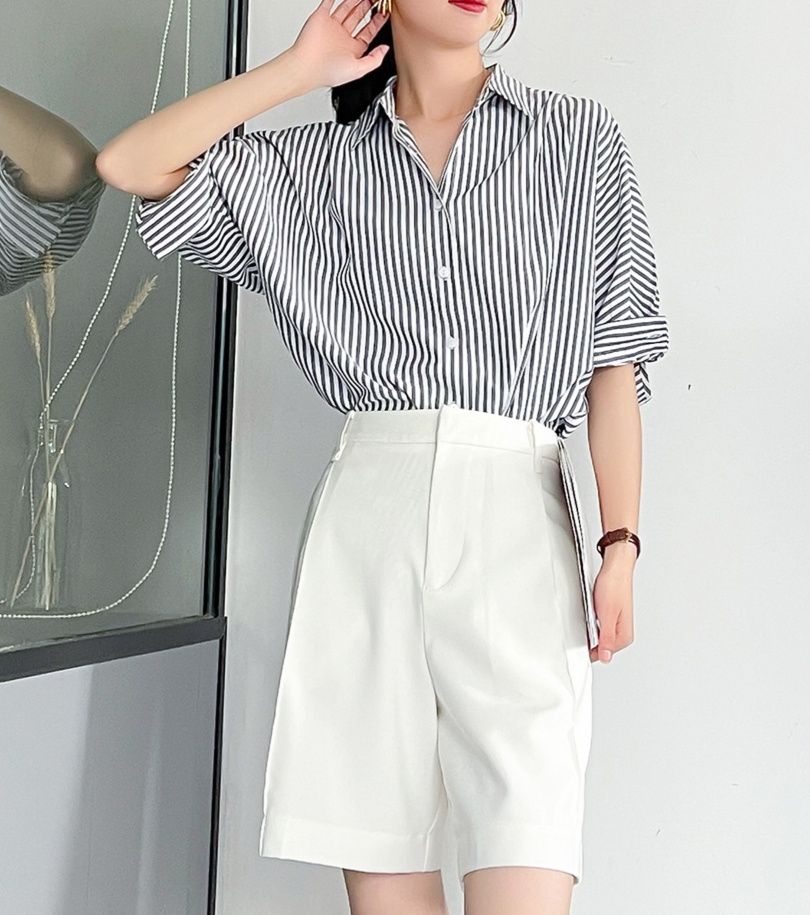 白コーデ 縦縞ゆったりシルエットブラウス