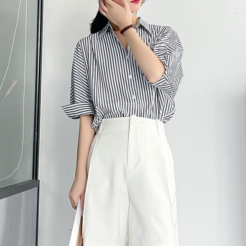 白コーデ 縦縞ゆったりシルエットブラウス