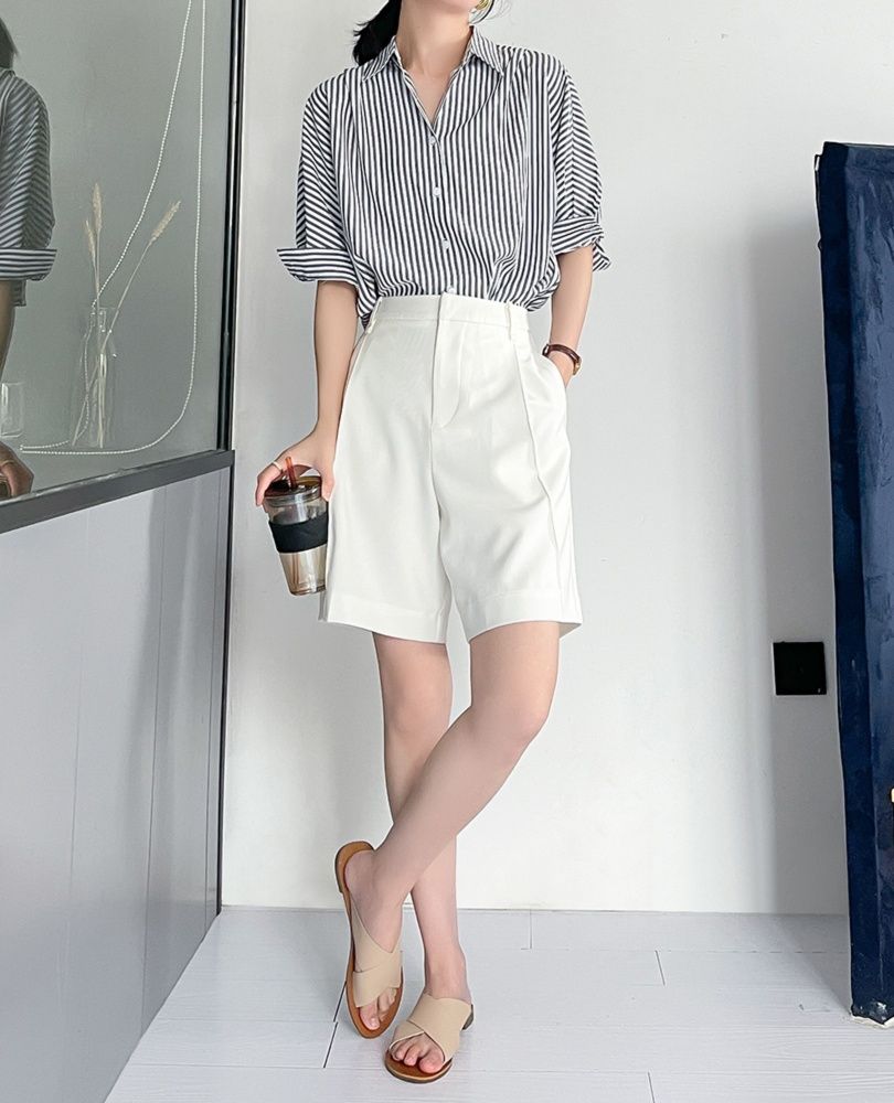 白コーデ 縦縞ゆったりシルエットブラウス