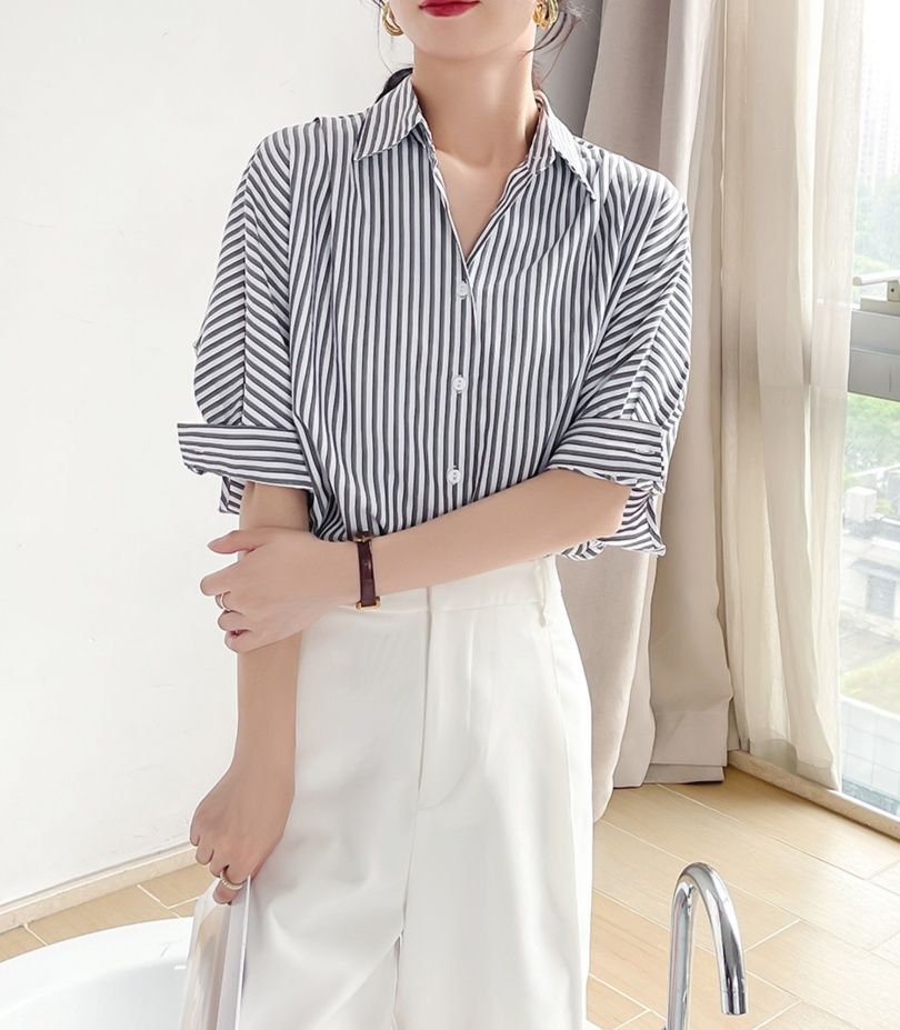 白コーデ 縦縞ゆったりシルエットブラウス
