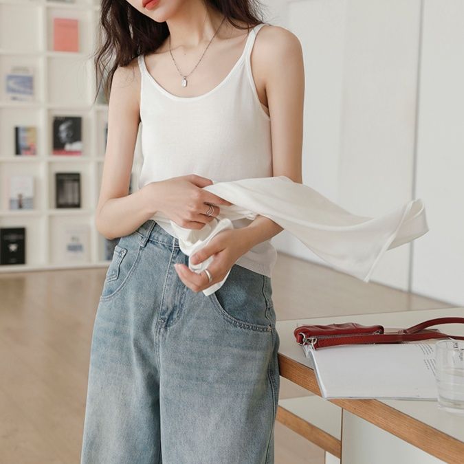 白コーデ すっきり着こなすキャミソールブラウス