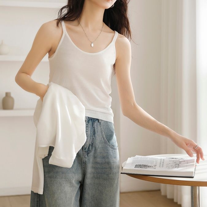 白コーデ すっきり着こなすキャミソールブラウス