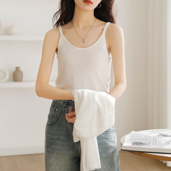 白コーデ すっきり着こなすキャミソールブラウス