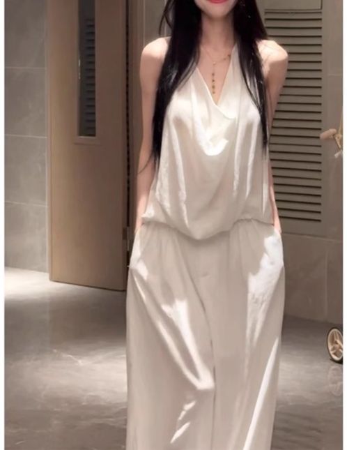 白コーデ 流れるようなドレープホルターブラウス