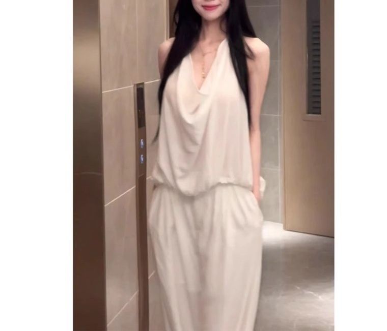 白コーデ 流れるようなドレープホルターブラウス