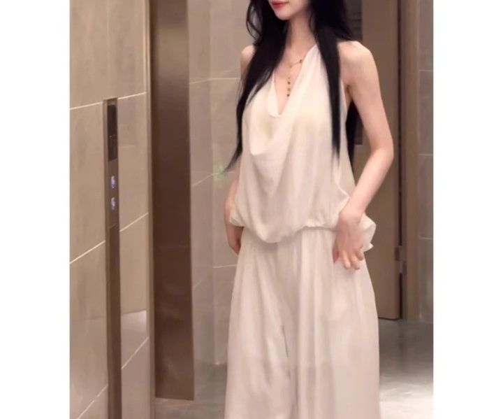 白コーデ 流れるようなドレープホルターブラウス