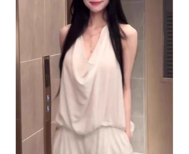 白コーデ 流れるようなドレープホルターブラウス