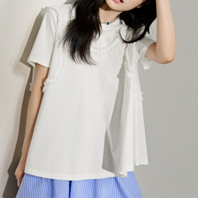 白コーデ フリルラインデザイン半袖