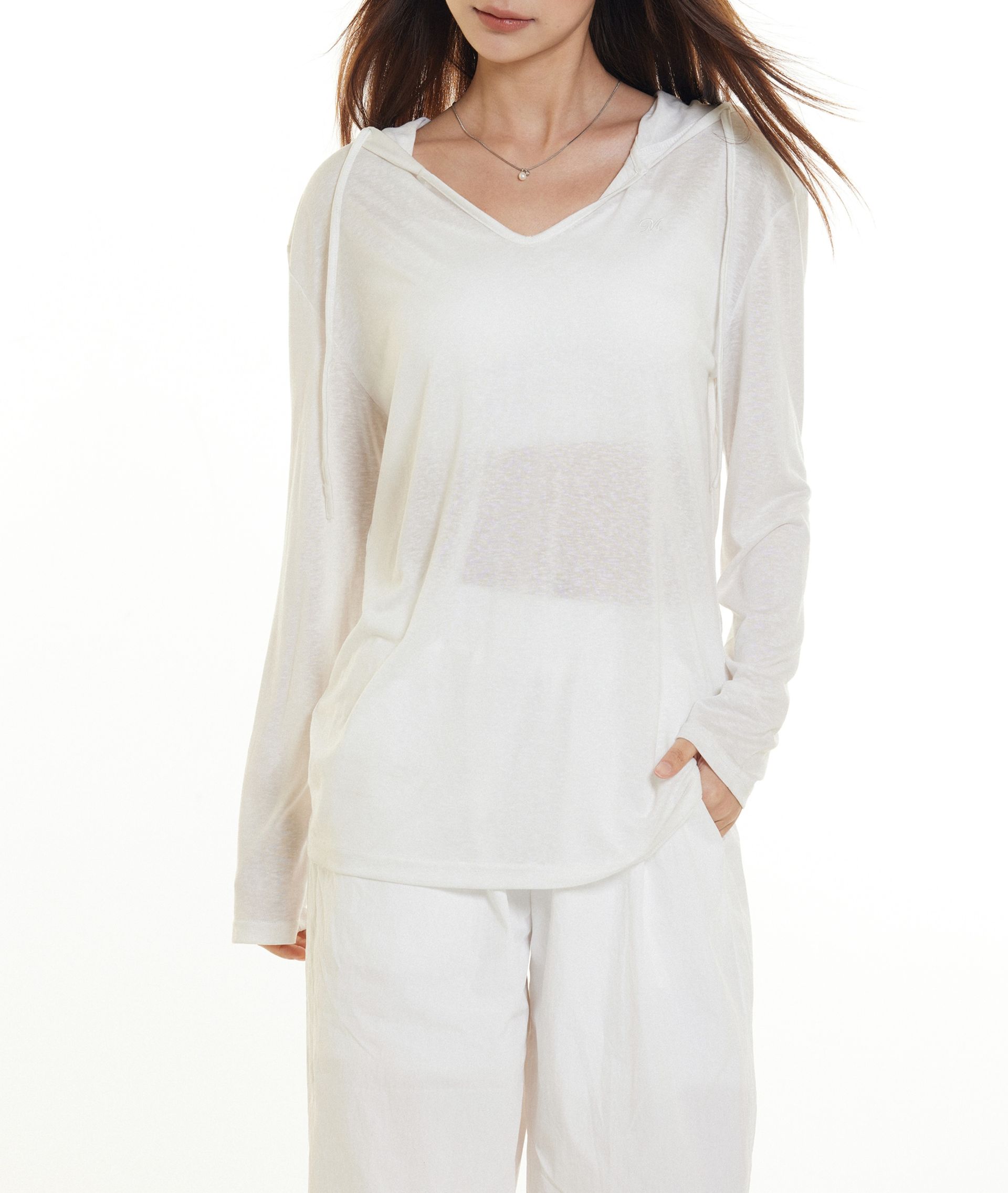 白コーデ しなやか薄手フード付きプルオーバー