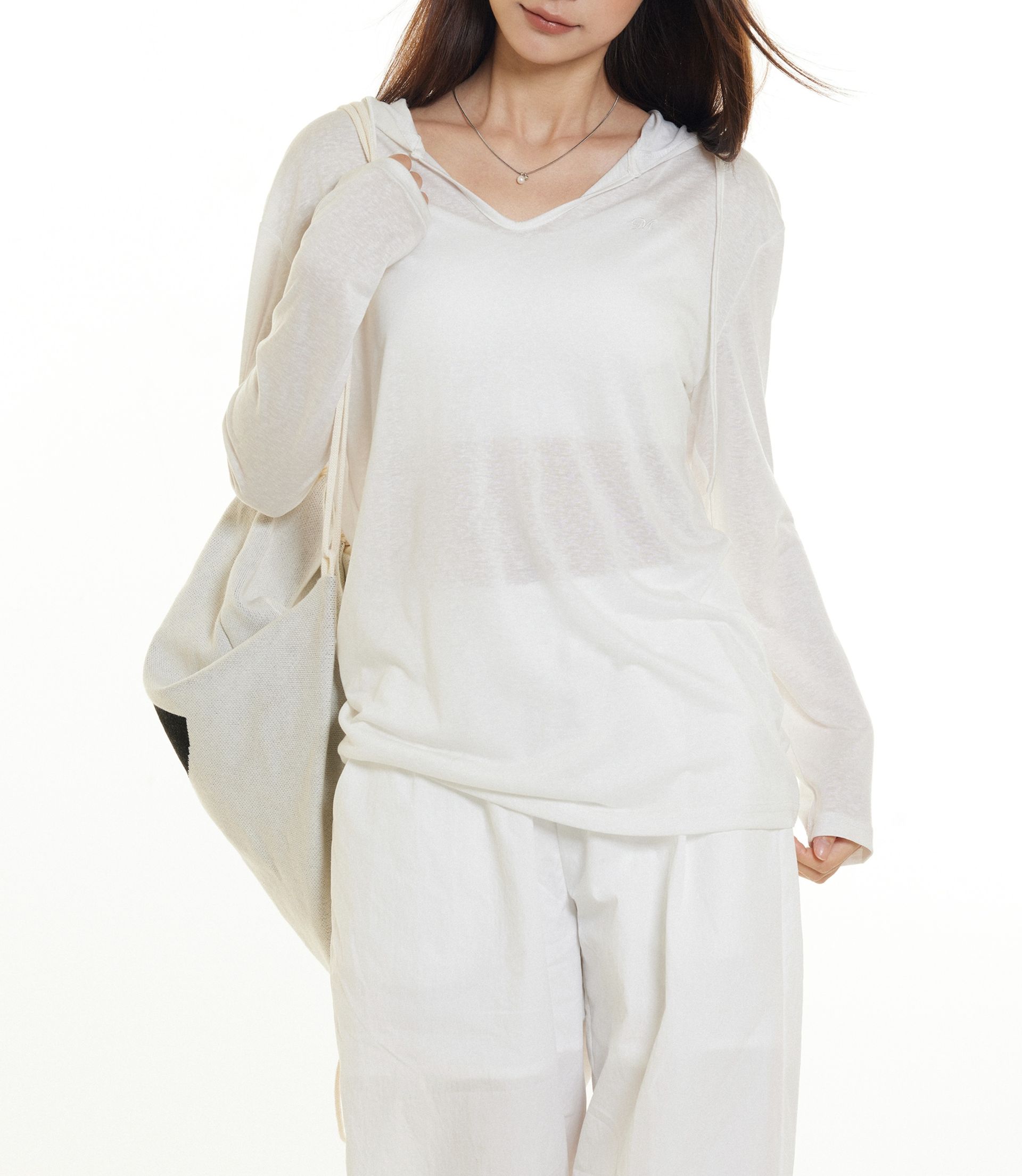 白コーデ しなやか薄手フード付きプルオーバー