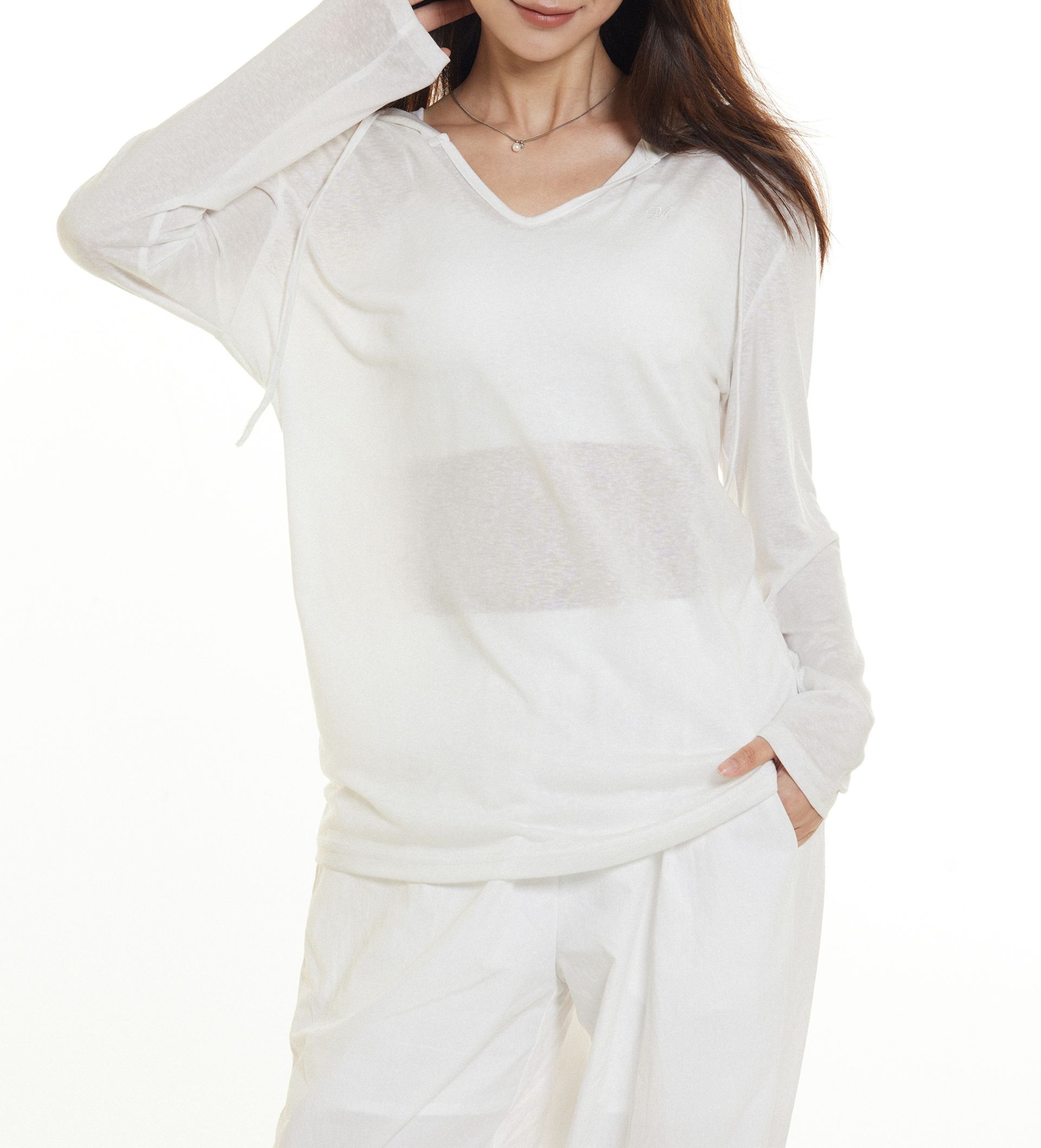 白コーデ しなやか薄手フード付きプルオーバー
