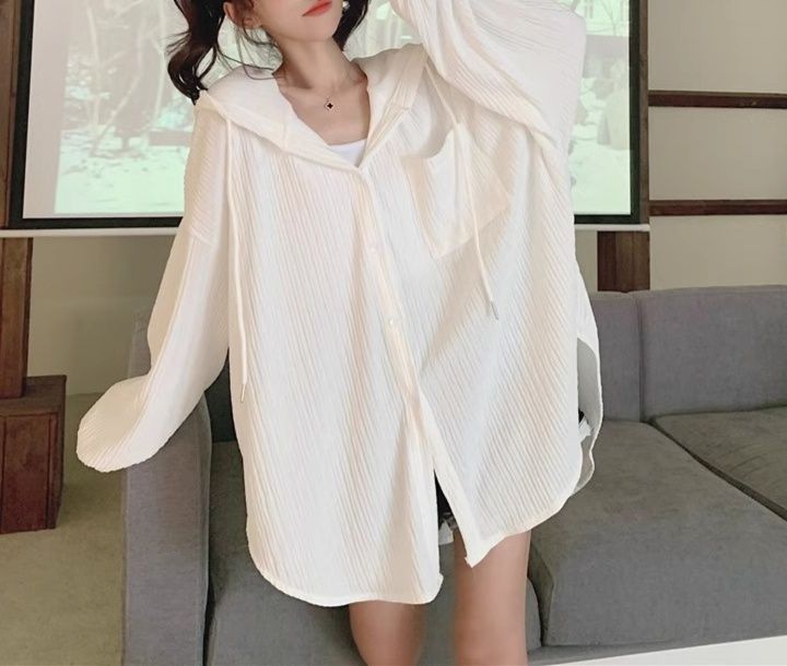 白コーデ プリーツシルエットフード付きシャツ