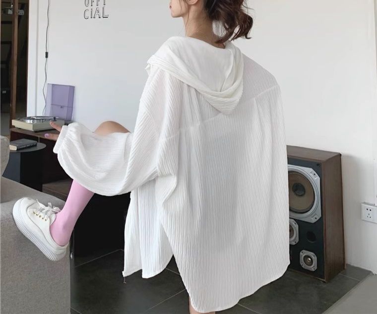 白コーデ プリーツシルエットフード付きシャツ