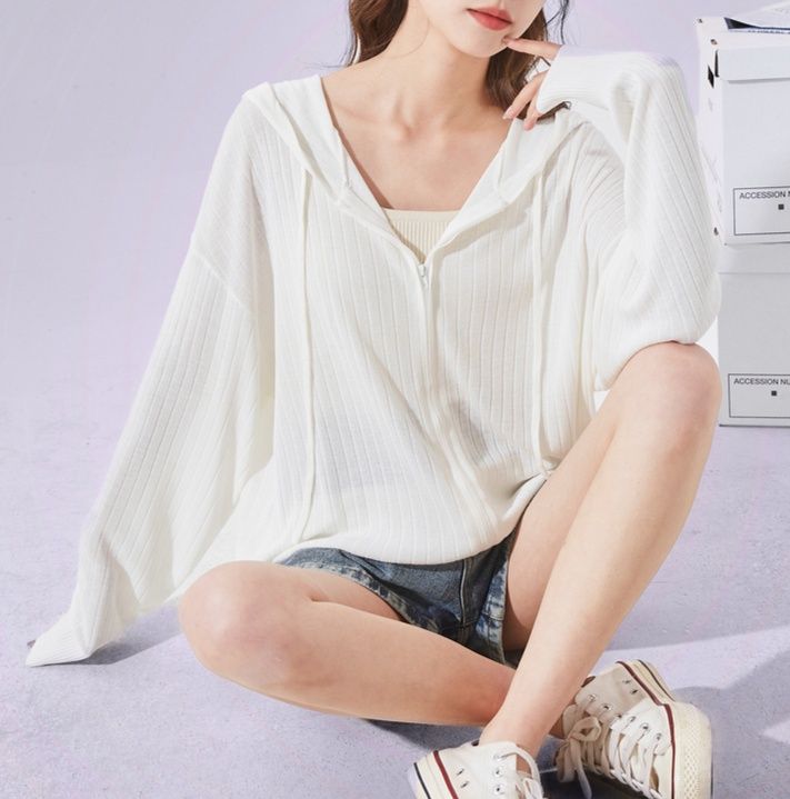 白コーデ 縦縞編み薄手フードパーカー