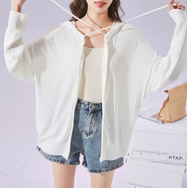 白コーデ 縦縞編み薄手フードパーカー